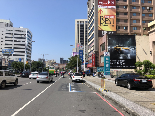 P-0213壁面廣告塔-高雄市博愛一路532號-捷運後驛站出口、瑞豐夜市、漢神巨蛋廣告看板